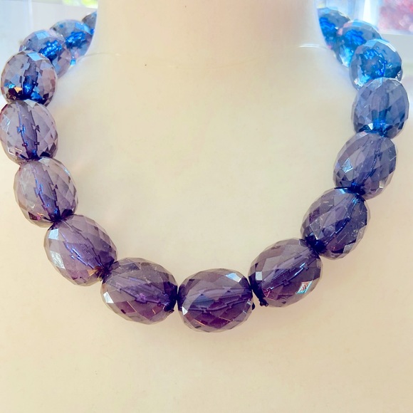 Gorgeous chunky faceted navy blue lucite necklace with lobster clasp closure. - Picture 2 of 3